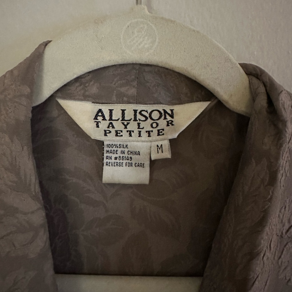Allison Taylor Petite Women's 100% silk gray button up blouse Size petite medium - Picture 2 of 7